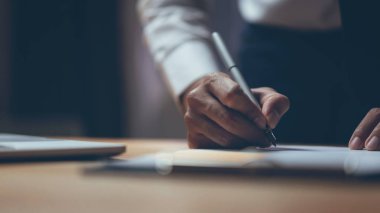 Ofisinde işareti ile bir belge ve laptop çalışma iş adamı. Modern iş kavramı. Vintage sesi.