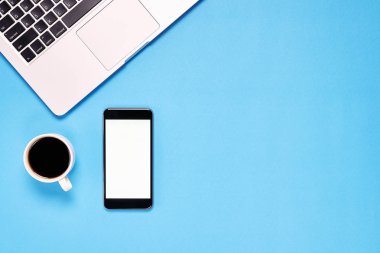 Üstten Görünüm, laptop ve smartphone, kahve ile Modern çalışma alanı. pastel bir arka plan üzerine yerleştirilir. Kopya alanı grafik kullanım için uygun.