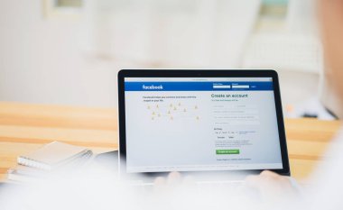 Bangkok, Tayland - 20 Mart 2019: Kadınlar apple macbook pro giriş ekranı Facebook simgeleri kullanın. dünyanın en büyük ve en popüler sosyal ağ sitesi.