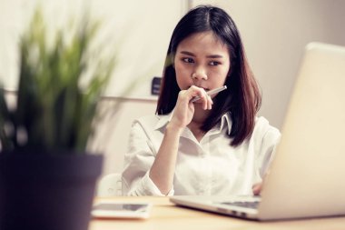 Finansal muhasebe gerçekleştirmek için iş kadını ofis ve kullanım bilgisayar. Önceden bütçe planına.