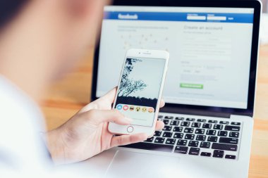 Bangkok, Tayland - 12 Mart 2019: el Facebook ekranı apple iphone 6 baskı yapıyor, sosyal medya paylaşım ve ağ bilgi için kullanıyorsanız.