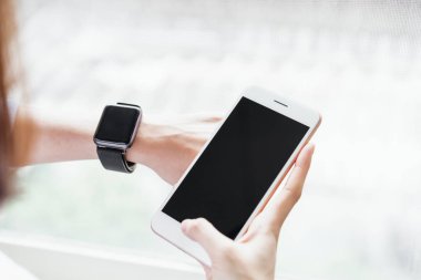 Boş ekran smartphone uygulama için kullanan kadın. Günlük yaşamda dijital teknoloji için kavramlar.