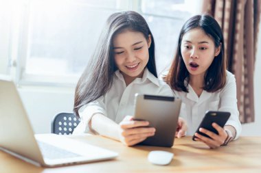 Smartphone ve tablet üzerinde internet yaşam biçimi kullanan kadın. Gelecek kavramı ve bilgilere kolay erişim için Internet eğilim.