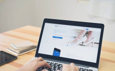 Bangkok, Tayland - 20 Mart 2019: kadın kullanmak laptop ekran Paypal web sayfalarını gösteren tablo. Internet üzerinden para transferi popüler ve uluslararası yöntemidir.