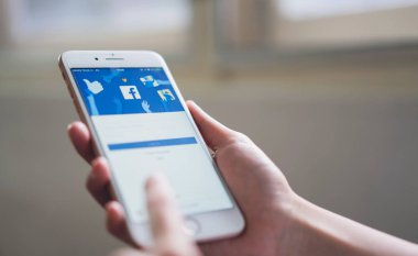 Bangkok, Tayland - 20 Mart 2019: el Facebook ekranı apple iphone 6 baskı yapıyor, sosyal medya paylaşım ve ağ bilgi için kullanıyorsanız.