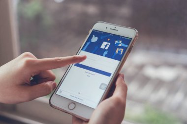 Bangkok, Tayland - 20 Mart 2019: el Facebook ekranı apple iphone 6 baskı yapıyor, sosyal medya paylaşım ve ağ bilgi için kullanıyorsanız.