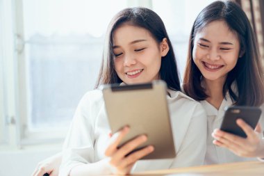 Smartphone ve tablet üzerinde internet yaşam biçimi kullanan kadın. Gelecek kavramı ve bilgilere kolay erişim için Internet eğilim.