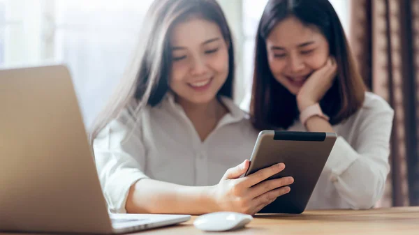 Mulher Usando Smartphone Tablet Estilo Vida Internet Conceito Internet Futuro — Fotografia de Stock