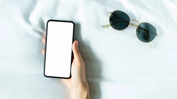 boş ekran akıllı telefon odası, serbest zaman sırasında kullanarak ele. Telefonu kullanarak kavramı günlük yaşamda esastır.