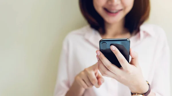 Mulher Usando Smartphone Quarto Durante Tempo Lazer Conceito Usar Telefone — Fotografia de Stock