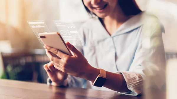 Vrouwen Met Behulp Van Een Smartphone Het Display Technologie Voorschotten — Stockfoto