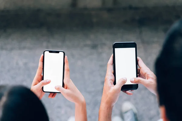 여자와 남자는 스마트폰 화면을 라이프 스타일에 전화를 개념에 — 스톡 사진