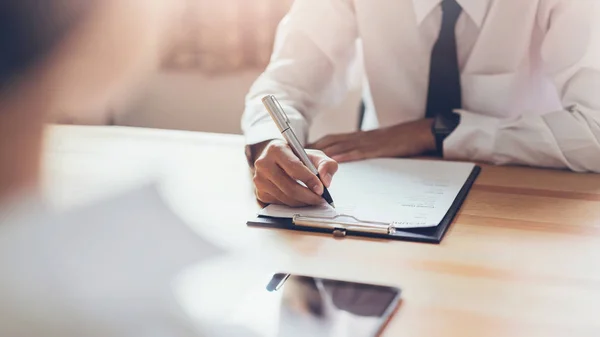 Formu gönder resume işveren iş başvurusu gözden geçirmek için yazma iş adamı. Şirketin iş konumu ile aynı fikirde olmak için yetenek kavramı sunar.