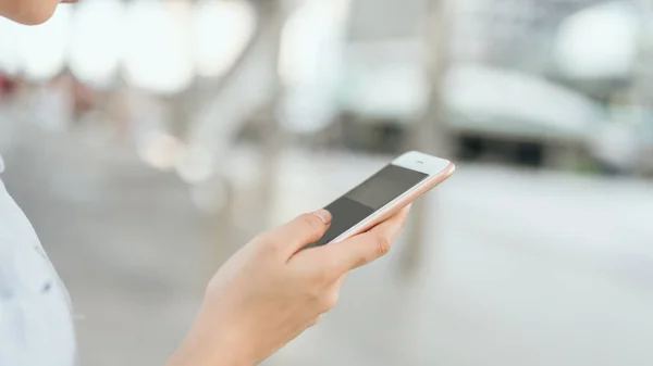 Mujer Usando Teléfono Inteligente Escalera Las Zonas Comunes Durante Tiempo — Foto de Stock