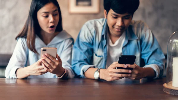 Vrienden Met Behulp Van Smartphone Cafe Tijdens Vrijetijd Het Concept — Stockfoto