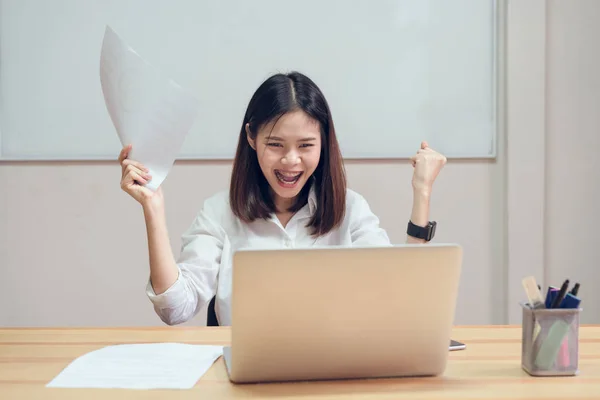 Vrouwelijke Ondernemers Zijn Blij Slagen Het Werk Document Weergeven Tabel — Stockfoto