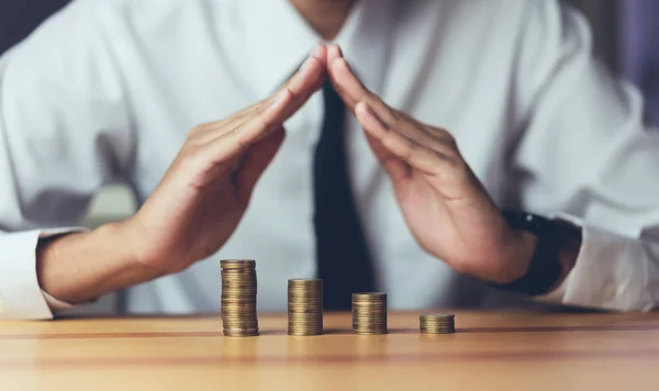 Paralar önlemek için iş adamı. büyüyen kavramı. mali hedefleri başarı.