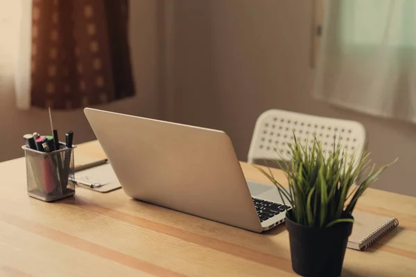 Ordenador Portátil Mesa Fondo Sala Oficina Para Montaje Pantalla Gráfica — Foto de Stock