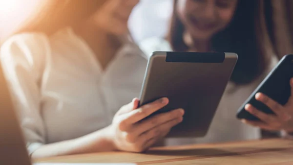 Woman Using Smartphone Tablet Internet Lifestyle Concept Future Trend Internet — Stock Photo, Image