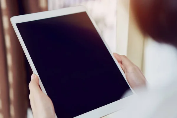 Mulher Usando Tablet Tela Branco Tela Branco Para Gráficos Conceitos — Fotografia de Stock