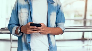 Smartphone, serbest zaman sırasında kullanan adam. Telefonu kullanarak kavramı günlük yaşamda esastır.