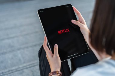 Bangkok, Tayland - 20 Mart 2019: Kadınlar akıllı telefonun ekranında Netflix app kullanın. Netflix Tv olay ve film izlemek için bir uluslararası önemli abonelik hizmetidir.
