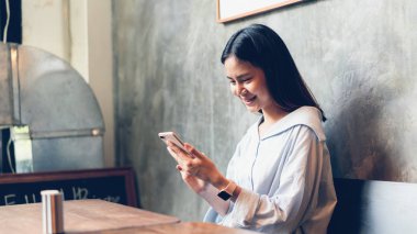 Boş zamanlarında akıllı telefon kullanan bir kadın. Telefonu kullanma konsepti günlük hayatta gereklidir..