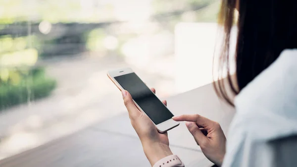 Mujer Usando Smartphone Durante Tiempo Libre Concepto Usar Teléfono Esencial — Foto de Stock