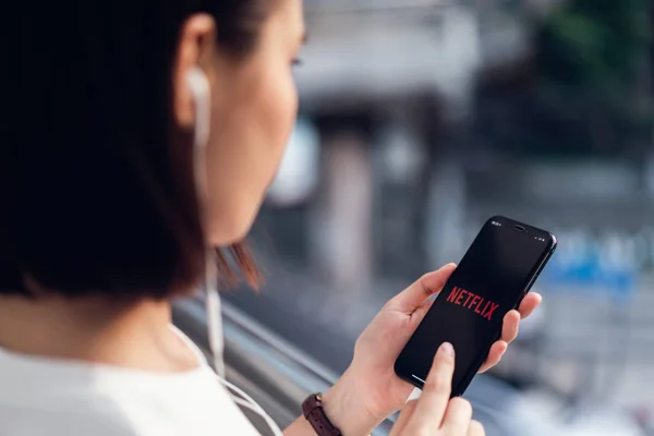 Bangkok Tailandia Marzo 2019 Las Mujeres Utilizan Aplicación Netflix Pantalla —  Fotos de Stock