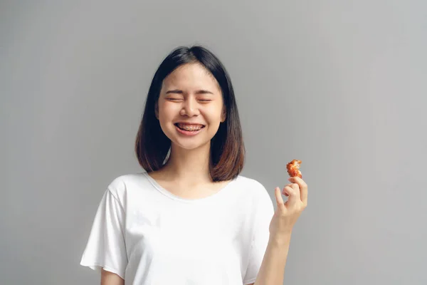 Mulher Feliz Segurando Frango Frito Para Comer — Fotografia de Stock