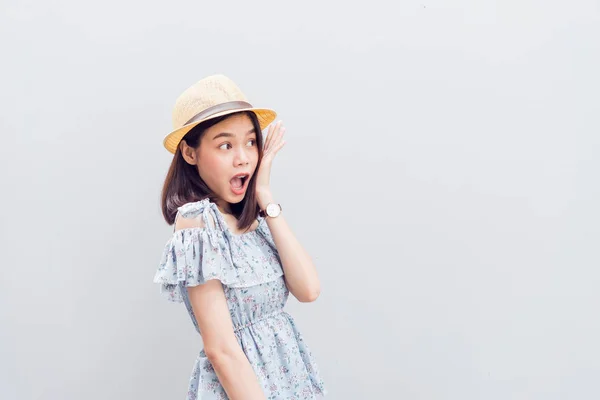 若い女の子の幸せな笑顔 青いドレスの陽気 コンセプト夏旅行 — ストック写真