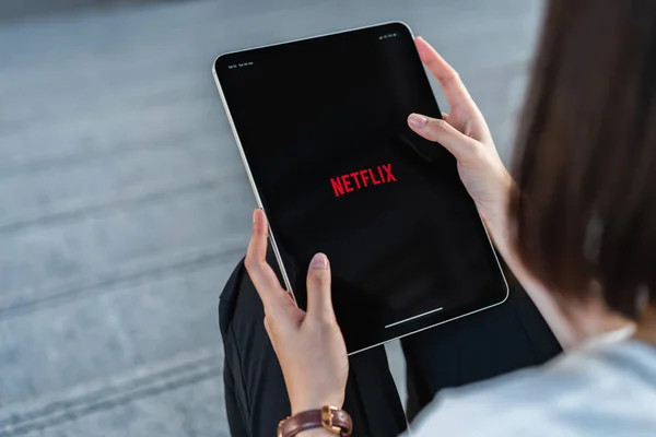 Bangkok Thailand März 2019 Frauen Nutzen Netflix App Auf Dem — Stockfoto
