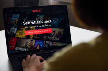 Bangkok, Tayland - 20 Mart 2019: Kadınlar Laptop ekranında Netflix app kullanın. Netflix Tv olay ve film izlemek için bir uluslararası önemli abonelik hizmetidir.