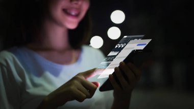 Kadın eli bir smartphone içinde teknoloji ve ekran kullanarak mağazalarda ilerler. Senin ekran reklam koymak için almak.