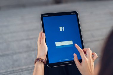 Bangkok, Tayland - 20 Mart 2019: el Facebook ekran baskı yapıyor apple ipad pro, paylaşım ve ağ bilgi için sosyal medya kullanıyorsanız.