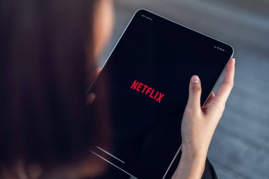 Bangkok, Tayland - 12 Mart 2019: Kadınlar Netflix app Ipad pro ekranda kullanın. Netflix Tv olay ve film izlemek için bir uluslararası önemli abonelik hizmetidir.