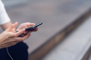 Belgili tanımlık smartphone tutan kadınlar el. cep telefonu üzerinde yaşam biçimi kullanarak. İletişim kavramı için teknoloji.