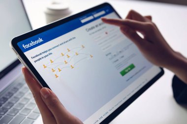 Bangkok, Tayland - 12 Mart 2019: el Facebook ekran baskı yapıyor apple ipad pro, paylaşım ve ağ bilgi için sosyal medya kullanıyorsanız.