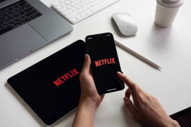 Bangkok, Tayland - 12 Mart 2019: Kadınlar smartphone ekranında Netflix app kullanın. Netflix Tv olay ve film izlemek için bir uluslararası önemli abonelik hizmetidir.