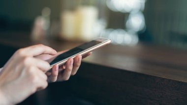 Boş zamanlarında akıllı telefon kullanan bir kadın. Telefonu kullanma konsepti günlük hayatta gereklidir..