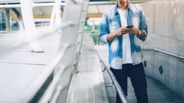 Bir smartphone tutan adam. cep telefonu üzerinde yaşam biçimi kullanarak. İletişim kavramı için teknoloji.