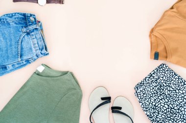 düz lay kadın giysi ve aksesuarları ile ayakkabı, saati ayarla. Trendy moda kadın arka plan.