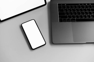 Smartphone mockup laptop ve tablo boş ekran.
