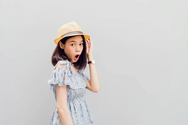 若い女の子の幸せな笑顔 青いドレスの陽気 コンセプト夏旅行 — ストック写真