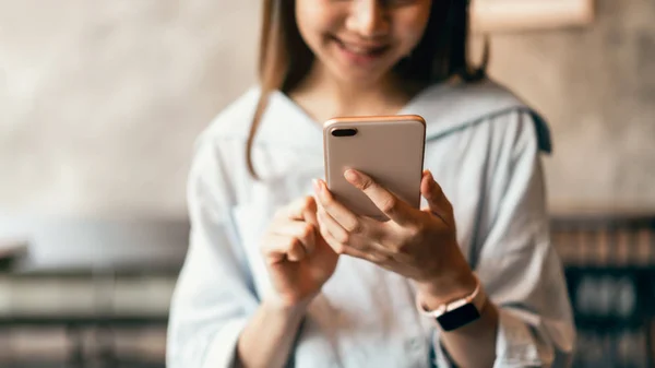 Vrouw Met Smartphone Tijdens Vrije Tijd Het Concept Van Het — Stockfoto