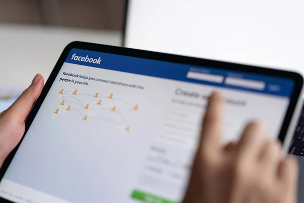 Bangkok Tajlandia Marca 2019 Ręka Jest Naciśnięcie Ekranu Facebook Apple — Zdjęcie stockowe