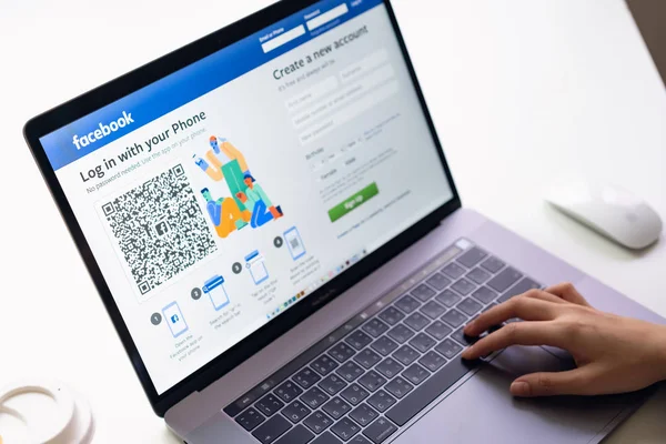 Bangkok Tajlandia Marca 2019 Ręka Jest Naciśnięcie Ekranu Facebook Laptopie — Zdjęcie stockowe