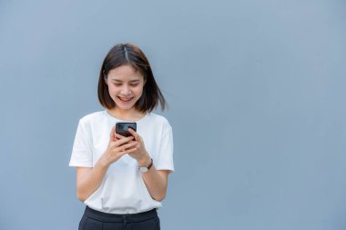 Boş zamanlarında akıllı telefon kullanan bir kadın. Telefonu kullanma konsepti günlük hayatta gereklidir..