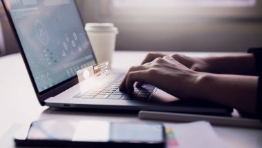 Tablo arka plan üzerinde ofiste çalışan klavye laptop ve hesap giriş ekranı yazarak kadın. Internet kullanımı hakkında güvenlik kavramları.