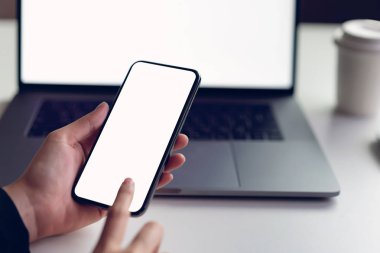 Masada boş bir ekran ve dizüstü Smartphone mockup tutan kadın.